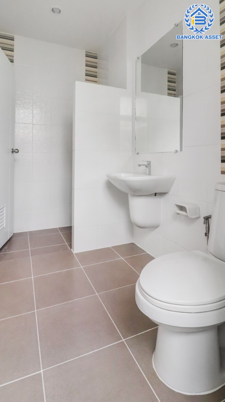 บ้านเดี่ยวมือสองนนทบุรี ม.วิลล่าการ์เด้น2 บางกรวย-ไทรน้อย หลังมุม เนื้อที่ 52.5 ตร.ว. ฟังก์ชัน 3 ห้องนอน 3 ห้องน้ำ จอดรถได้ 2 คัน บรรยากาศเป็นส่วนตัว บนทำเลศักยภาพ เชื่อมต่อหลายเส้นทาง ถ.รัตนาธิเบศร์, ถ.กาญจนาภิเษก และ ถ.ราชพฤกษ์ ใกล้เซ็นทรัลเวสต์เกต และรถไฟฟ้าสายสีม่วง "สถานีบางพลู"...